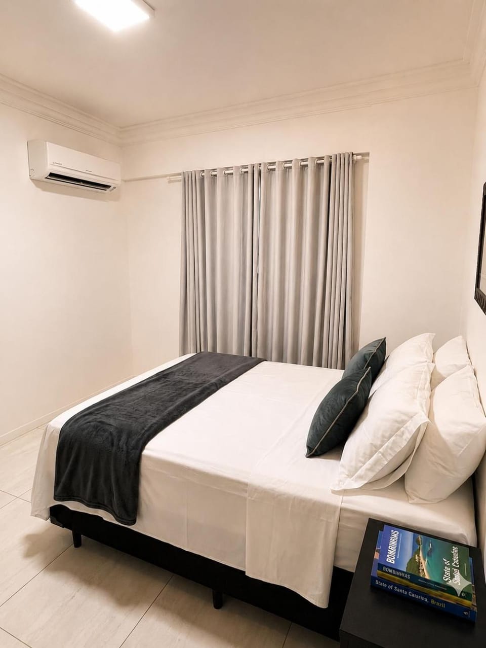 Bed, Photo of the whole room, Bedroom, air conditioner