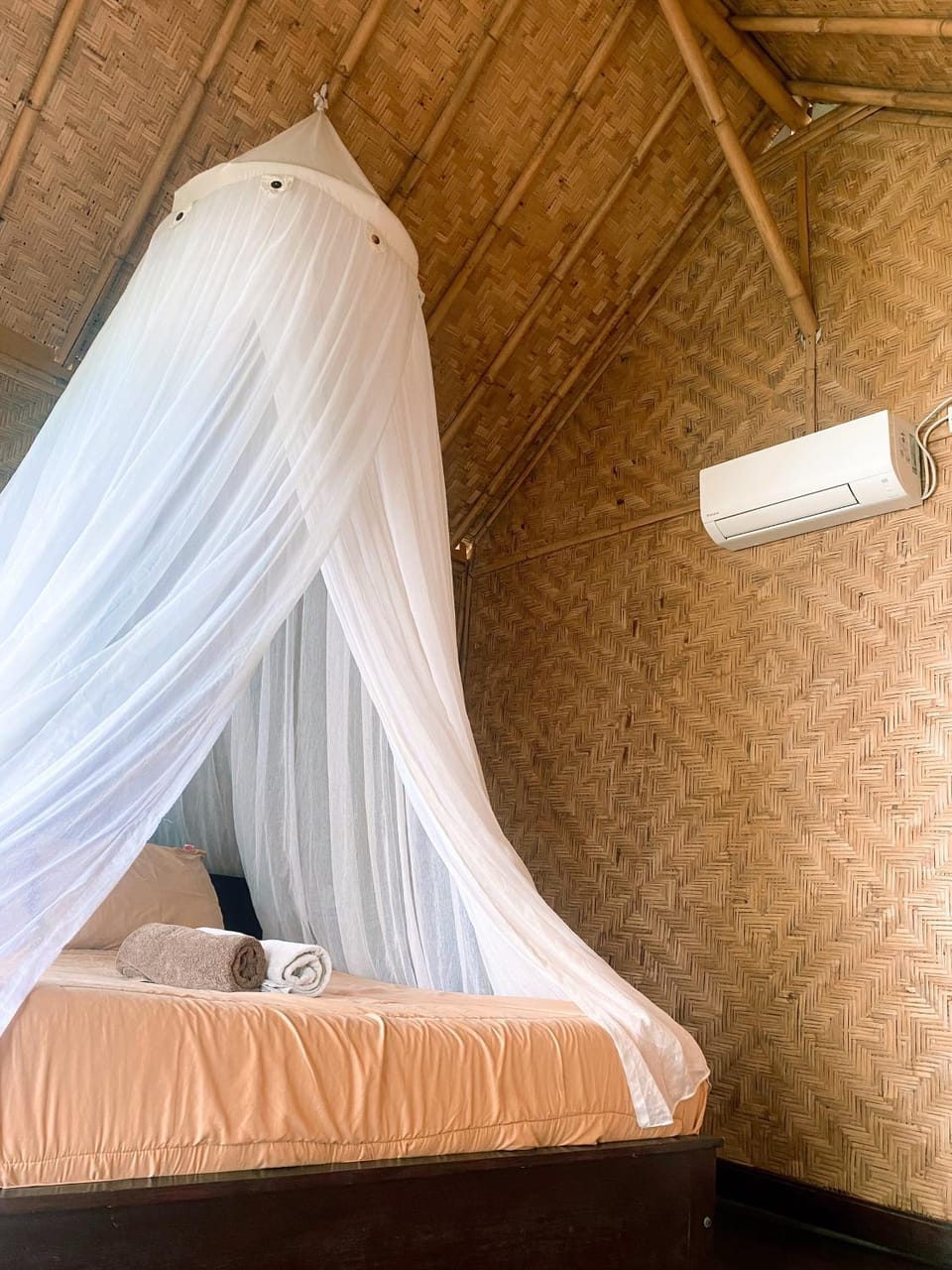 Bed, Photo of the whole room, air conditioner