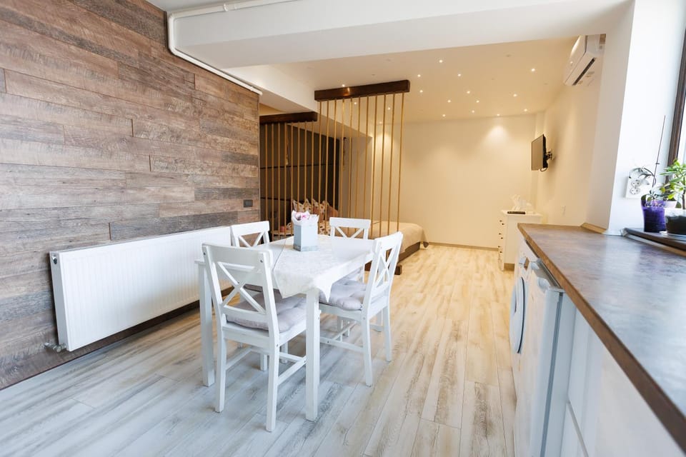 Kitchen or kitchenette, Seating area, Dining area
