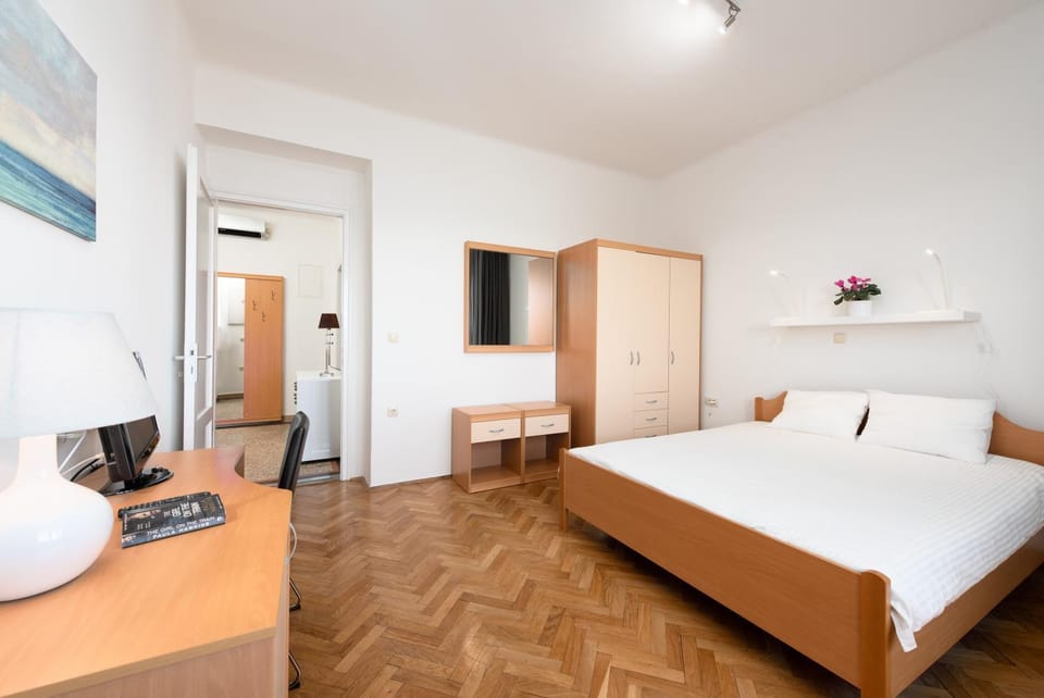 Photo of the whole room, Bedroom, Sea view