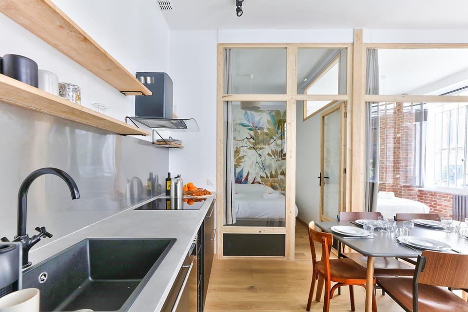 Kitchen or kitchenette, Dining area