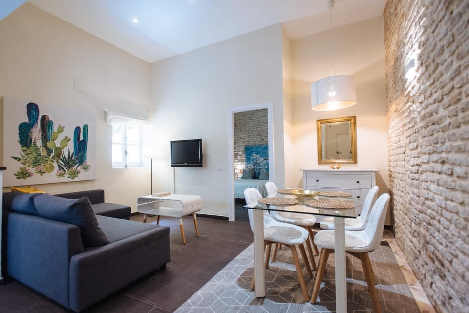 Living room, Lounge or bar, Seating area, Dining area