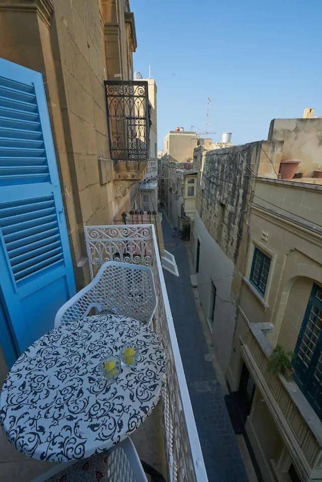Neighbourhood, Balcony/Terrace, Street view