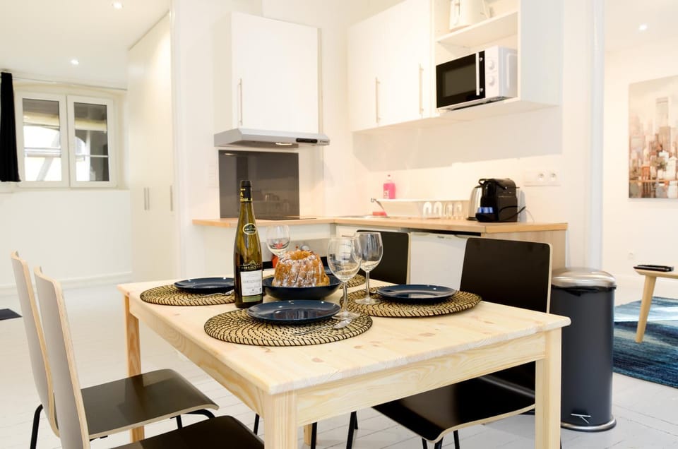 Kitchen or kitchenette, Dining area