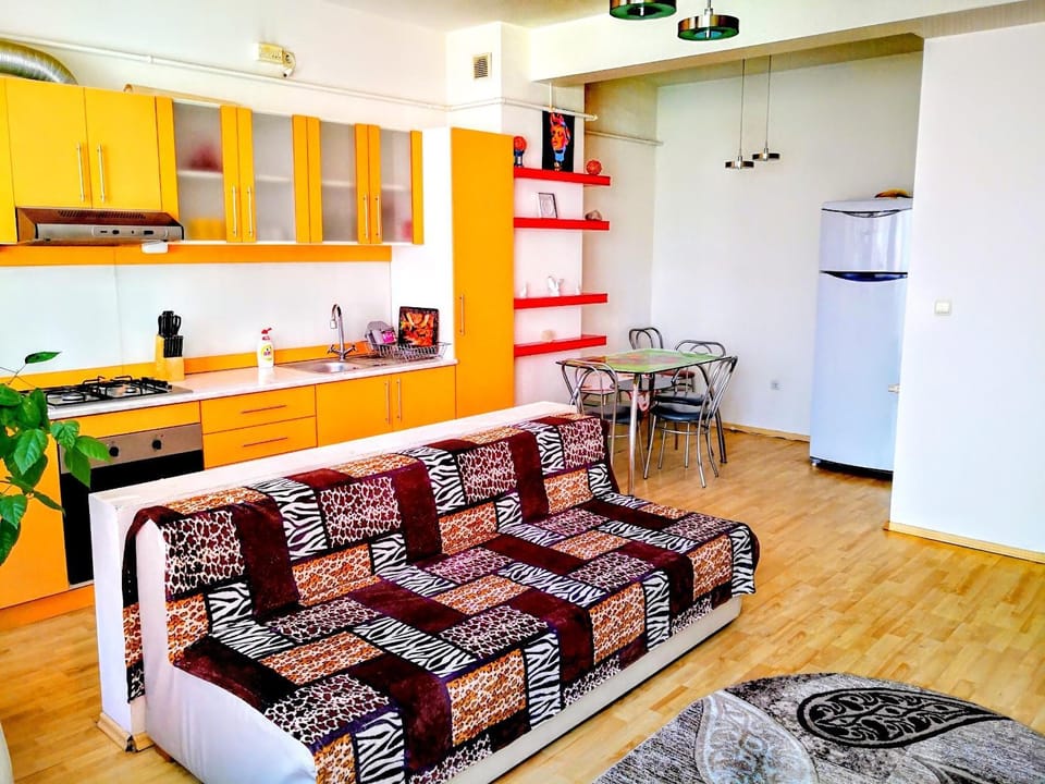 Kitchen or kitchenette, Living room, Seating area, Dining area, Communal kitchen