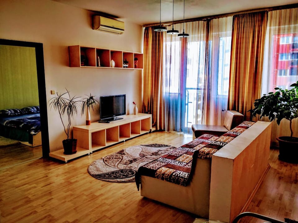 Communal lounge/ TV room, TV and multimedia, Living room, Photo of the whole room, Seating area