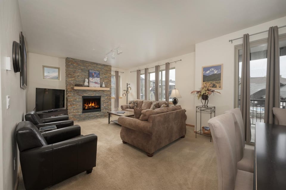 TV and multimedia, Living room, Seating area, Mountain view, fireplace, furniture