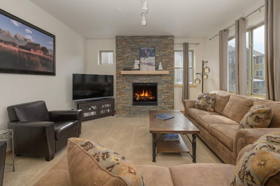 Day, TV and multimedia, Living room, Seating area, fireplace, furniture