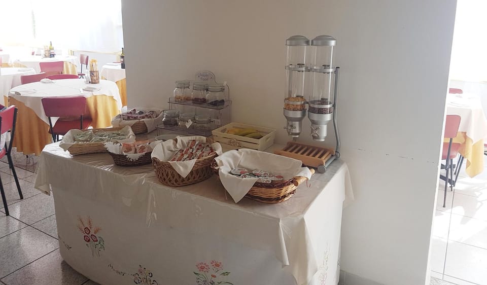 Food and drinks, Breakfast, Continental breakfast, Buffet breakfast