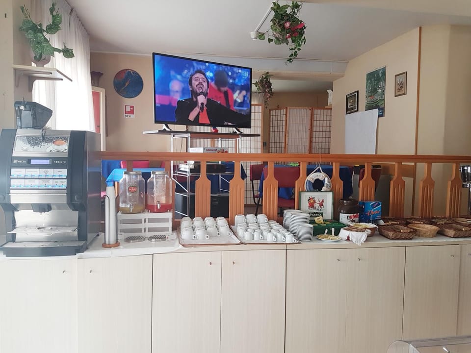 Coffee/tea facilities, Food and drinks, Breakfast