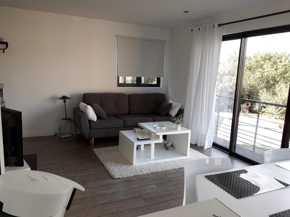 Appartement Lumineux & Chaleureux à Flavin. Apartment in Occitanie