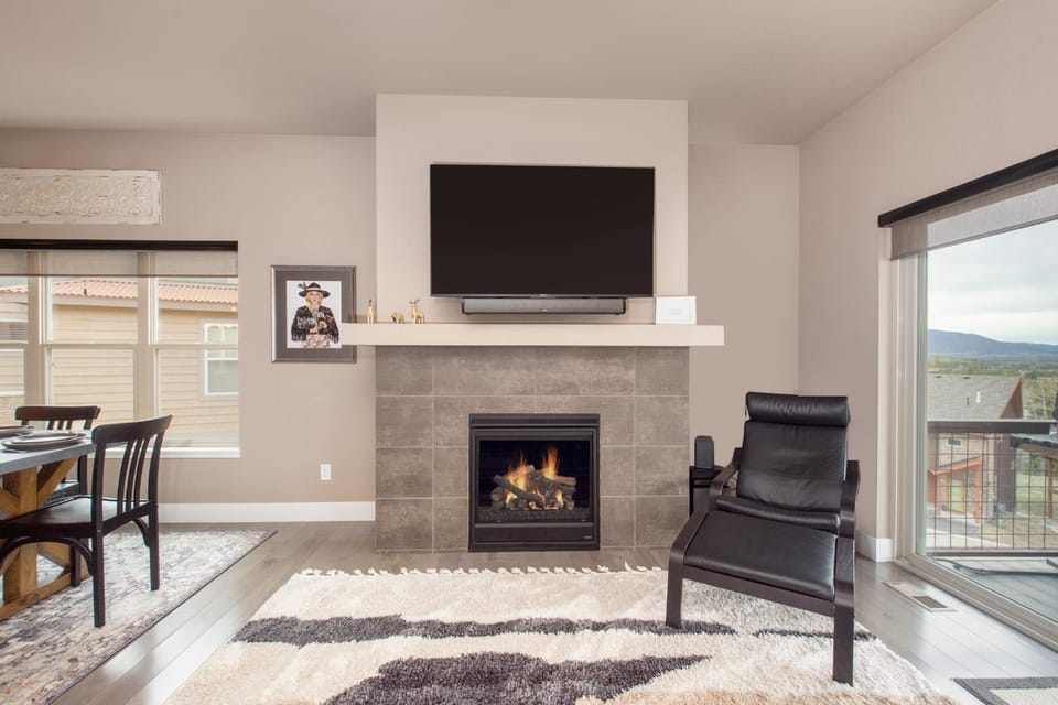 TV and multimedia, Living room, Seating area, Mountain view, fireplace, furniture