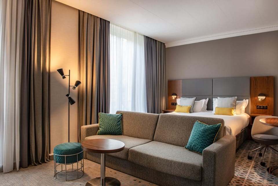 Bed, Photo of the whole room, Seating area, Bedroom