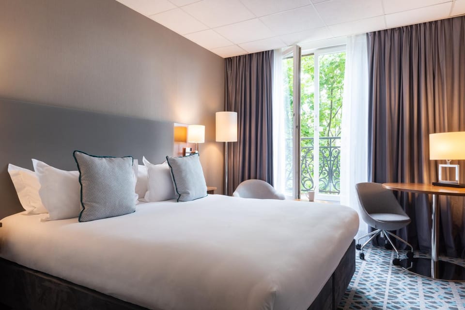 Bed, Seating area, Bedroom, Guests