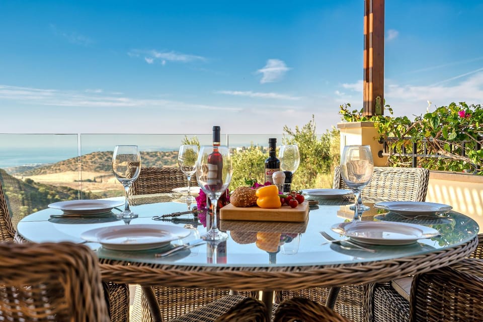 Patio, Balcony/Terrace, Seating area, Dining area, Landmark view, Sea view