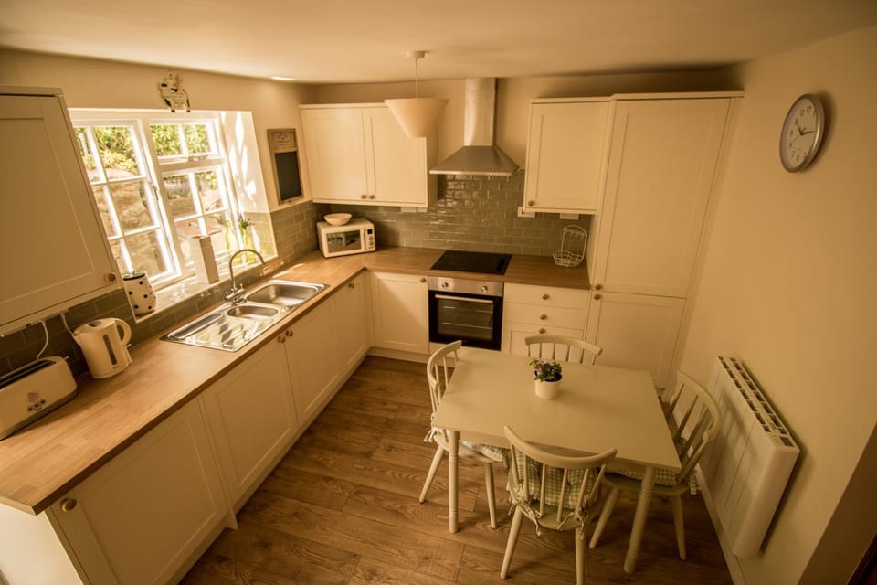 Kitchen or kitchenette, Dining area, dishwasher, minibar, pet friendly, stove, toaster