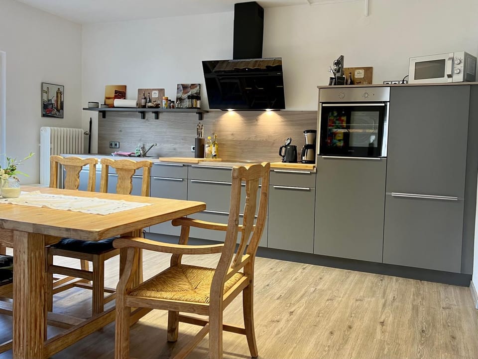 Kitchen or kitchenette, Dining area