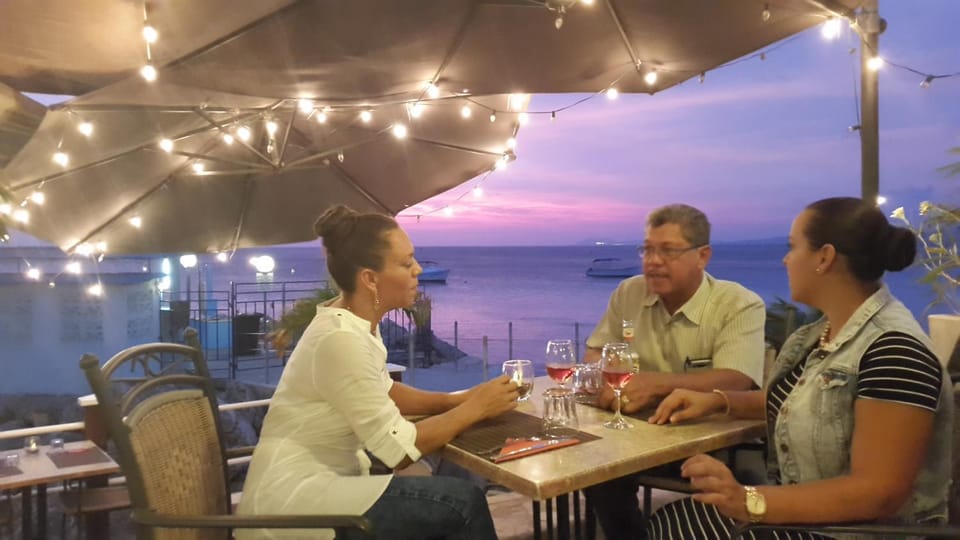 Restaurant/places to eat, Lounge or bar