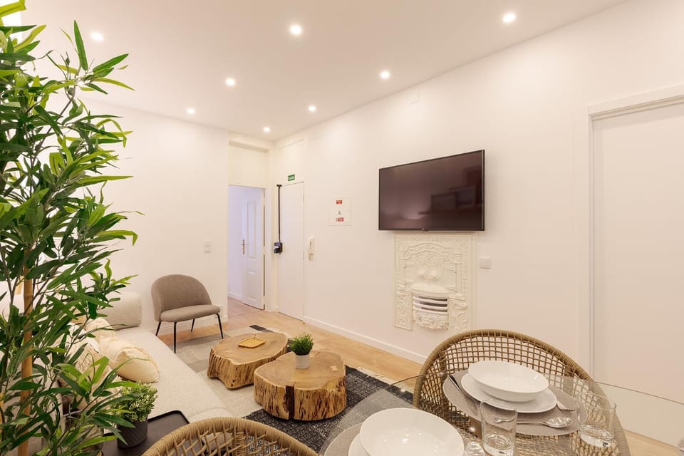 TV and multimedia, Living room, Seating area, Dining area
