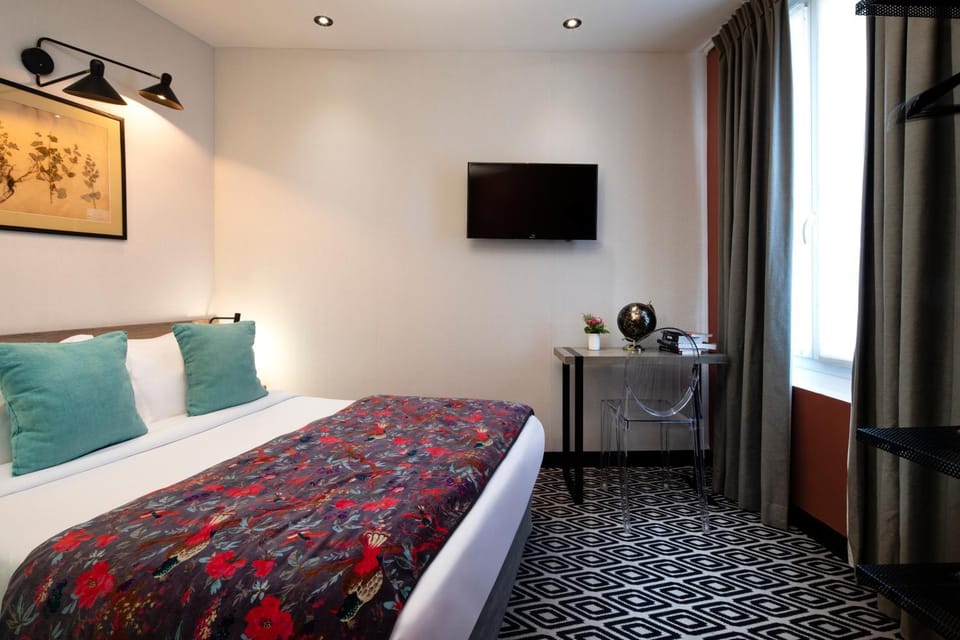 Bed, TV and multimedia, Photo of the whole room, Bedroom