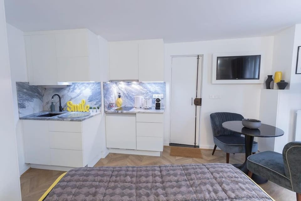 Kitchen or kitchenette, Photo of the whole room, stove