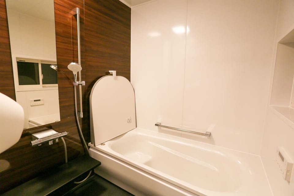 Hot Tub, Bathroom