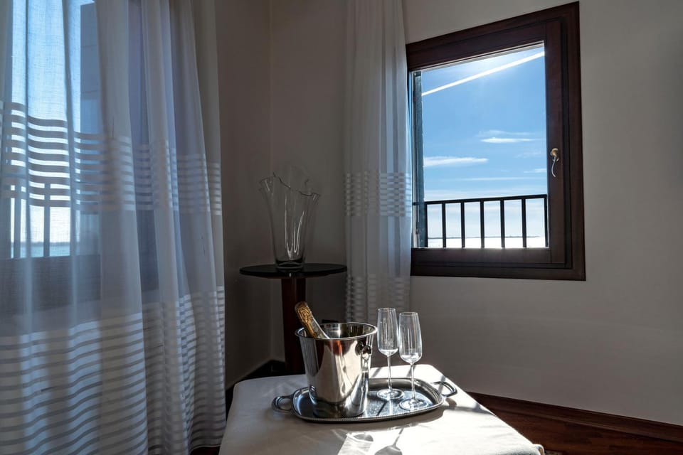 View (from property/room), Decorative detail, Bedroom, Sea view, Drinks
