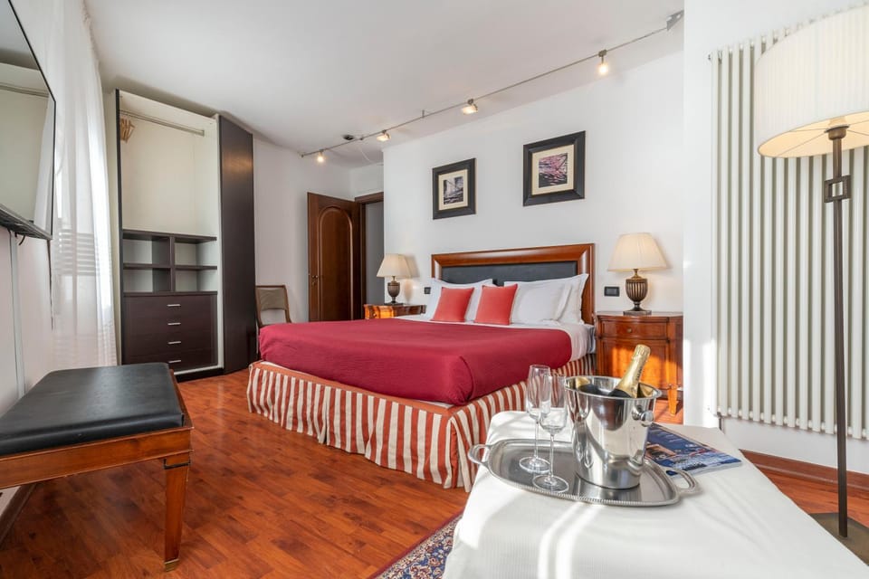 Bed, TV and multimedia, Photo of the whole room, Decorative detail, Bedroom, Alcoholic drinks, internet