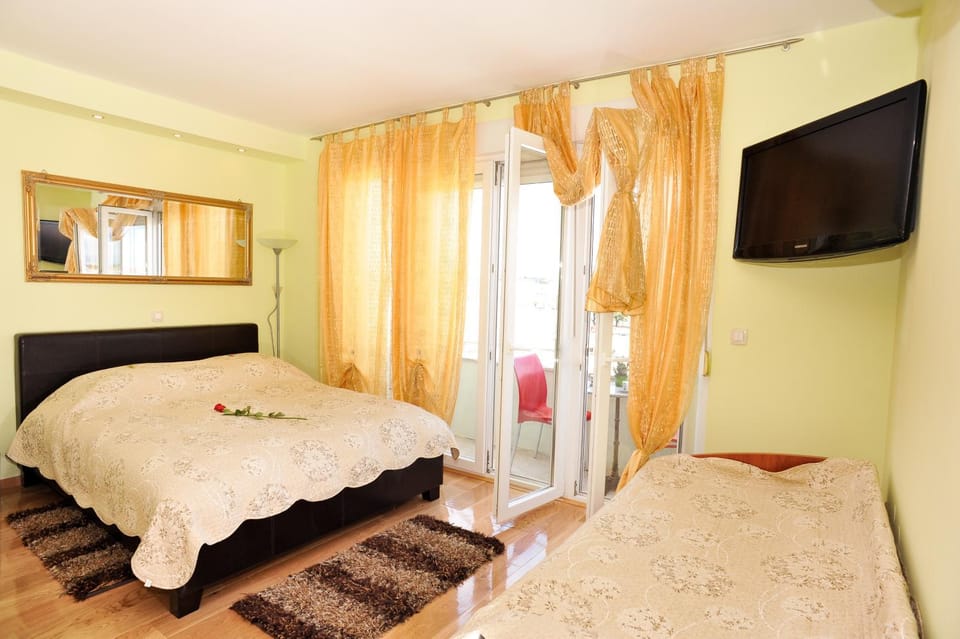 Bed, TV and multimedia, Decorative detail