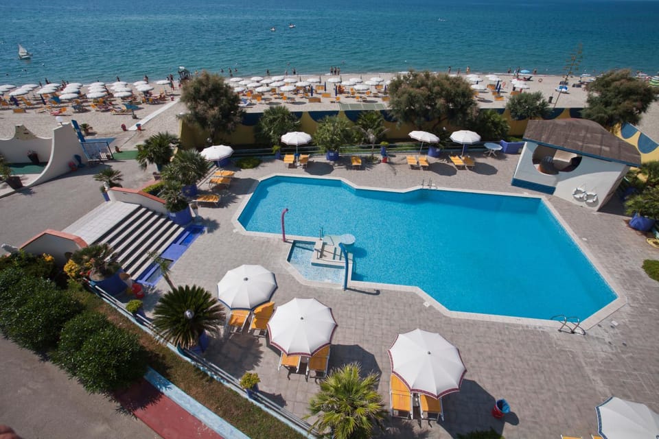Bird's eye view, Pool view