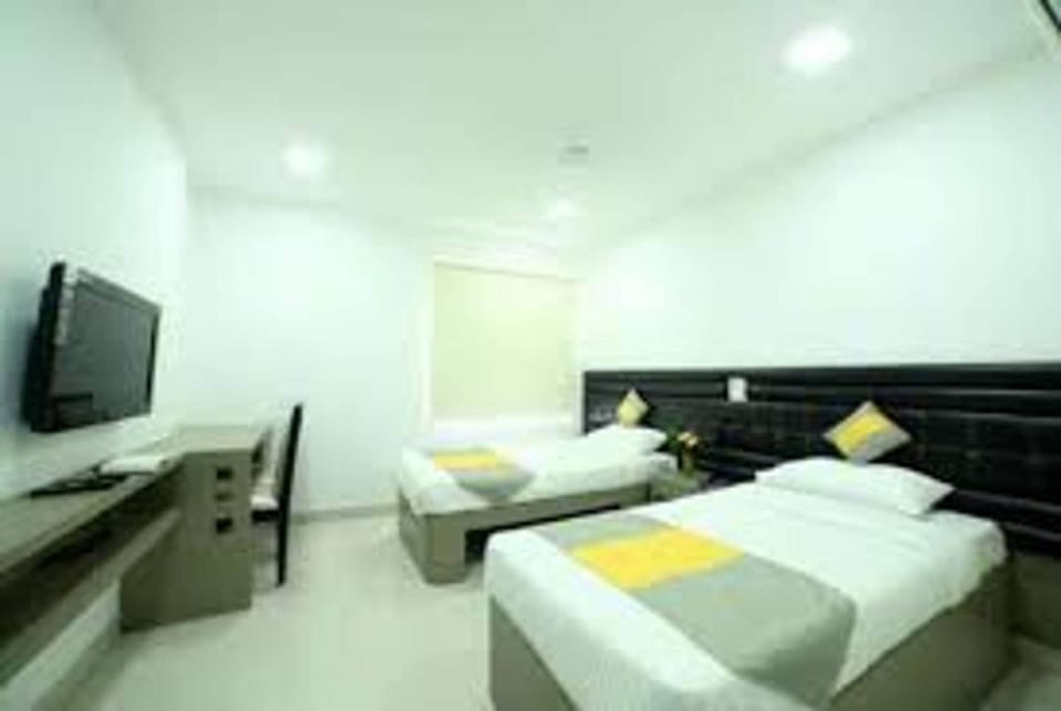 Cosy Room With Private Bath And Work Desk Bed and Breakfast in Hyderabad