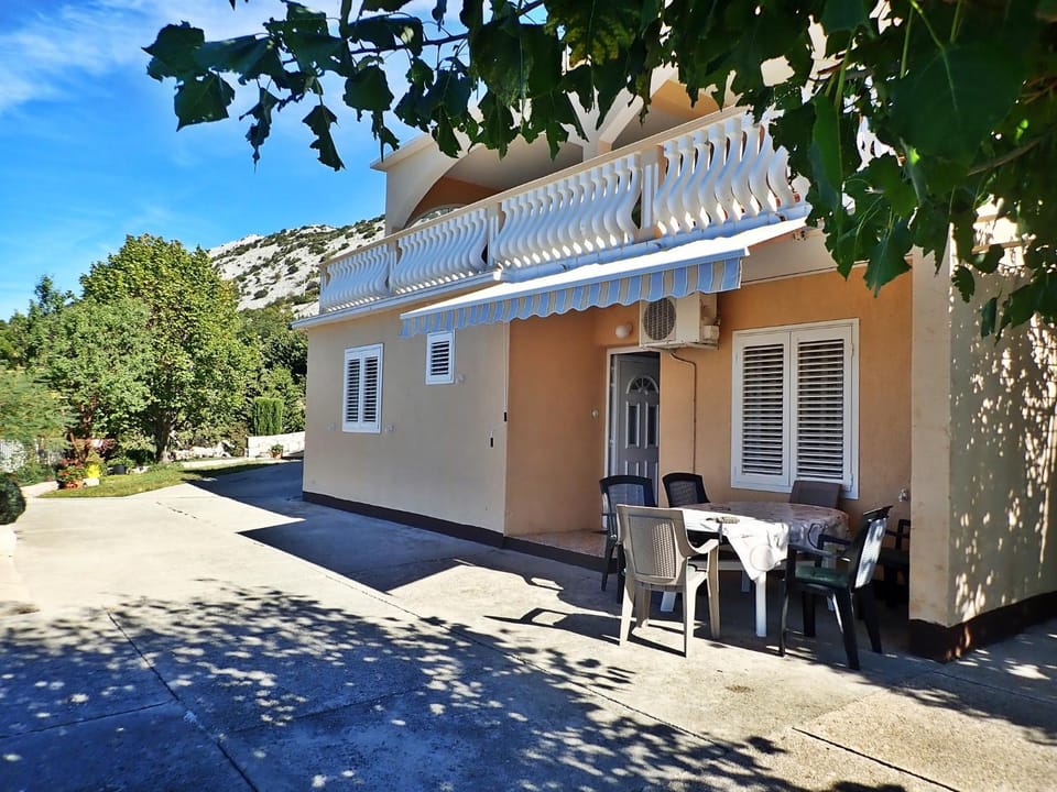 Property building, Patio, Facade/entrance