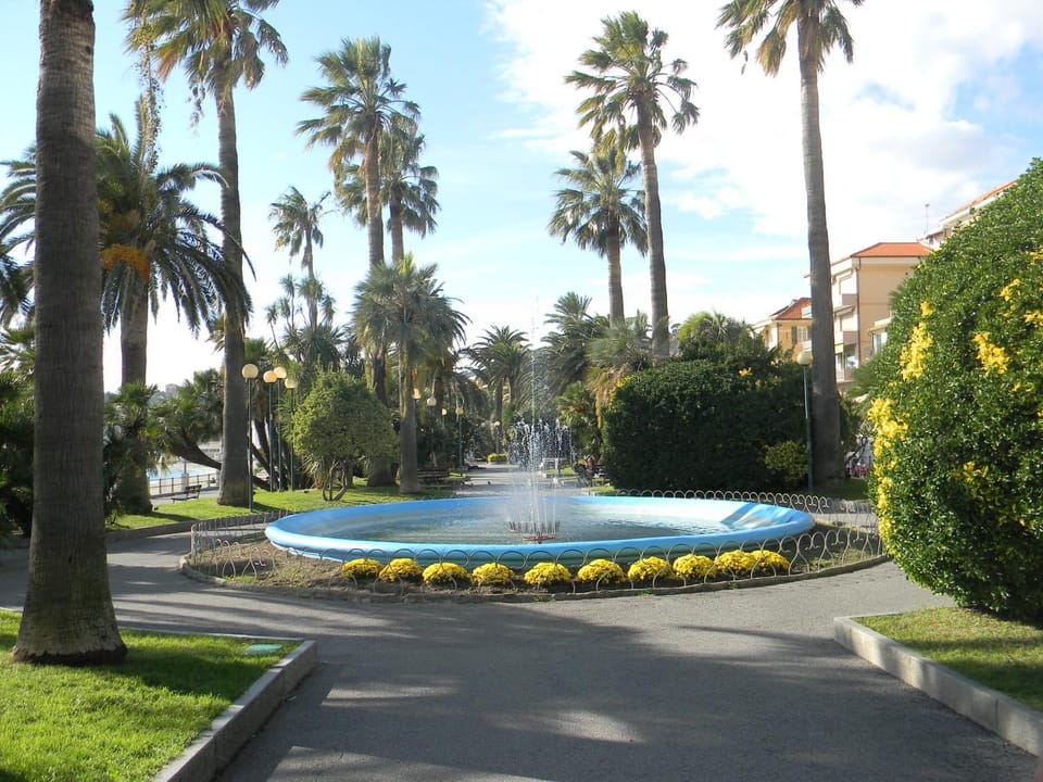 Nearby landmark, Natural landscape, Street view