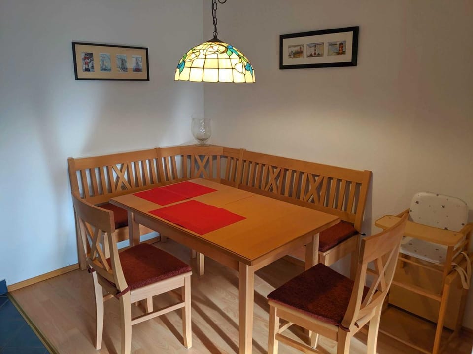 Seating area, Dining area