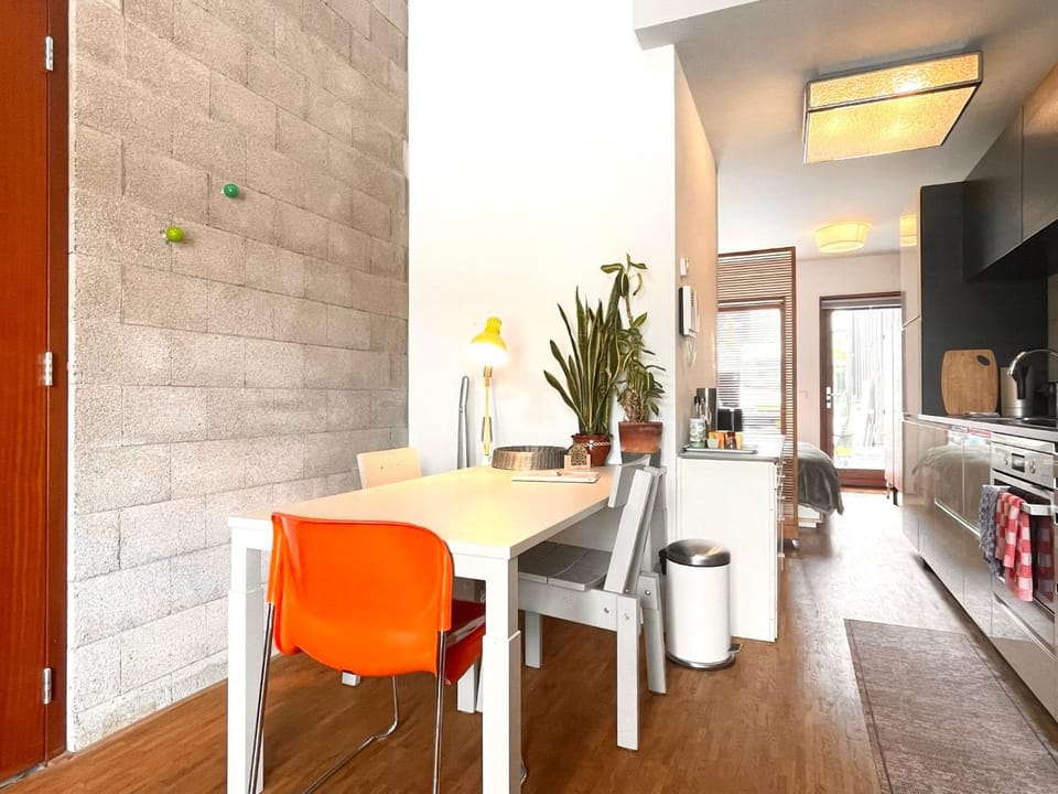 Kitchen or kitchenette, Dining area, microwave