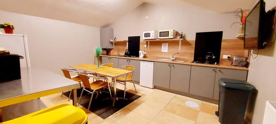 TV and multimedia, Kitchen or kitchenette, Dining area, oven, toaster, kitchen, kitchen