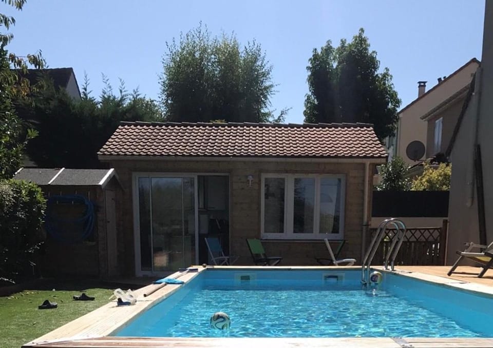 Patio, Swimming pool, Swimming pool