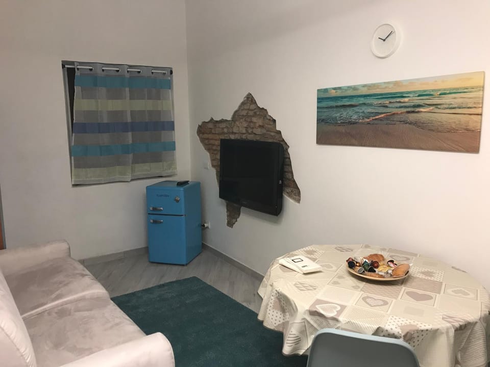 Communal lounge/ TV room, TV and multimedia, Living room, Seating area, Dining area