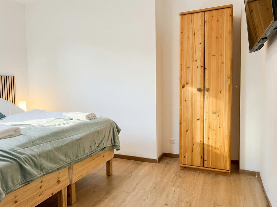 Bed, TV and multimedia, Bedroom, towels, wardrobe