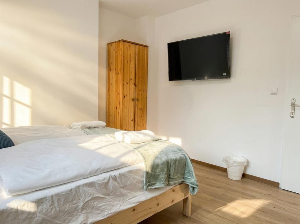 Bed, TV and multimedia, Bedroom, towels