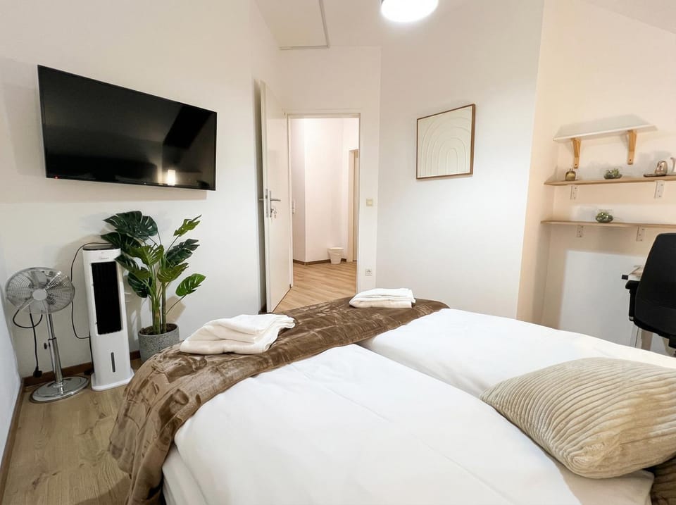 Bed, TV and multimedia, Bedroom, towels