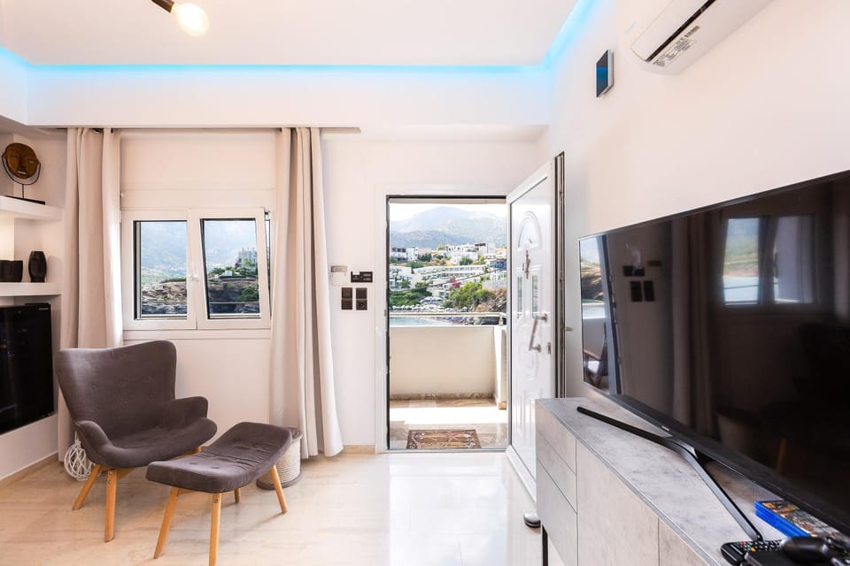 TV and multimedia, Living room, Seating area, Landmark view, Sea view, Family