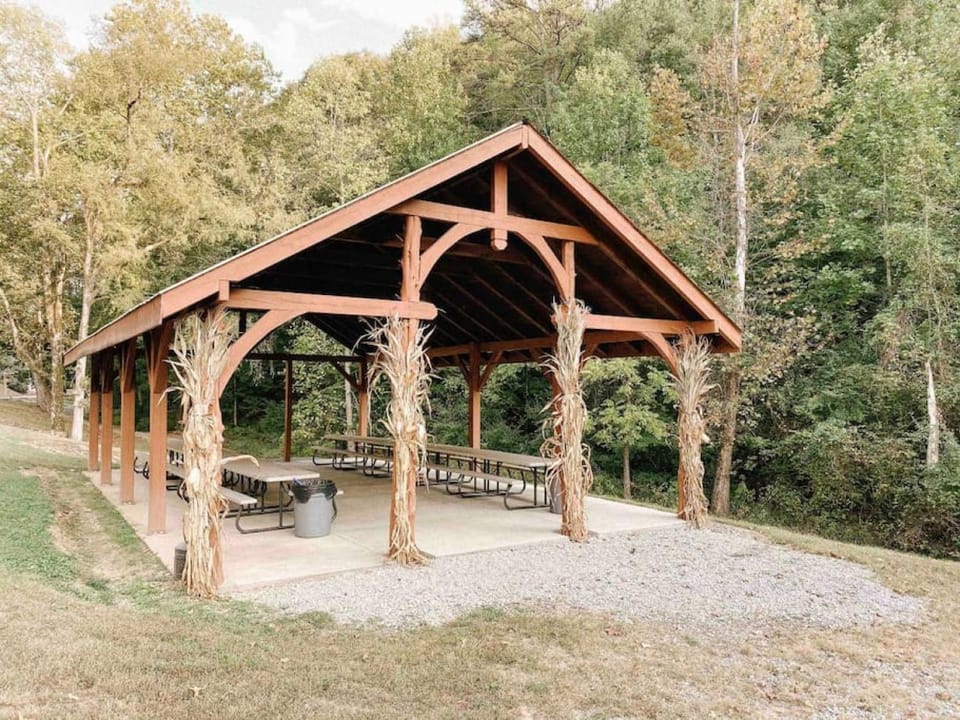 Splash of Moonshine Heated Indoor Pool Hot Tub ArcadeGame Room Chalet in Pigeon Forge