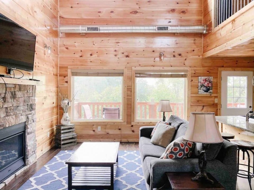 Splash of Moonshine Heated Indoor Pool Hot Tub ArcadeGame Room Chalet in Pigeon Forge
