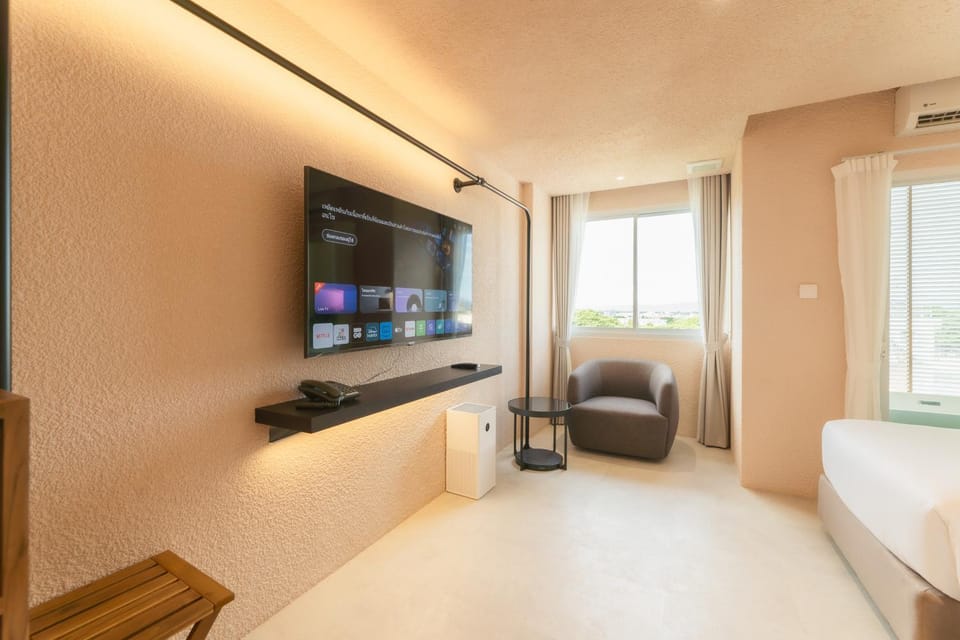 Bed, TV and multimedia, Photo of the whole room, Seating area, Bedroom