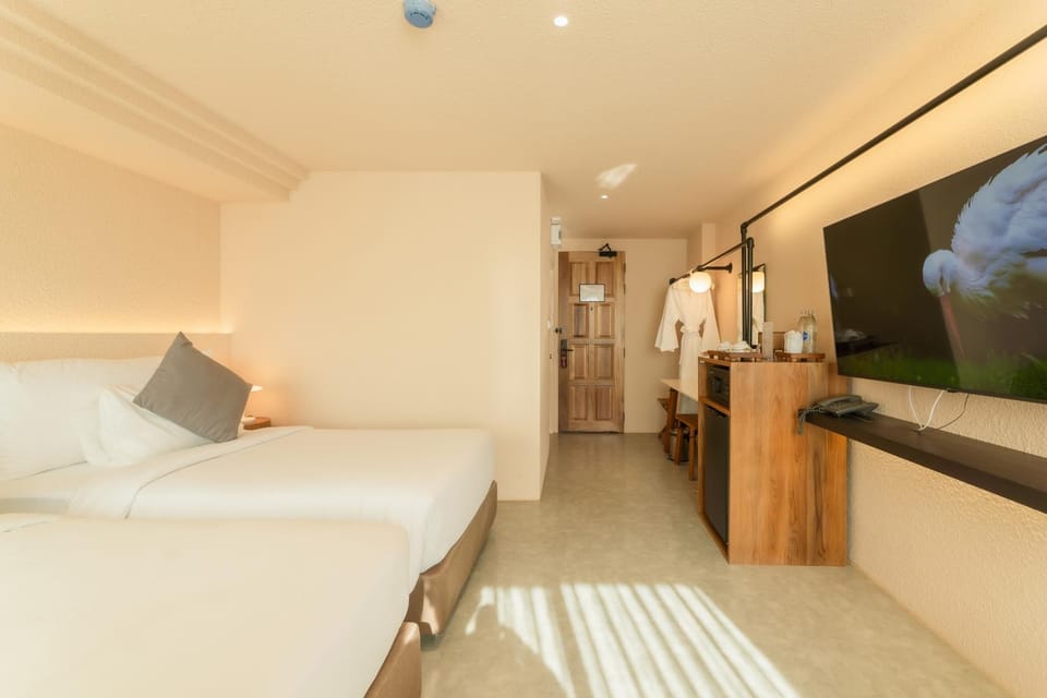 Bed, TV and multimedia, Photo of the whole room, Bedroom