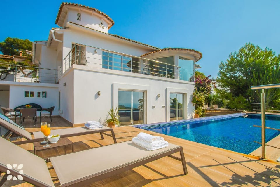 Property building, Patio, Day, Pool view, Swimming pool, sunbed