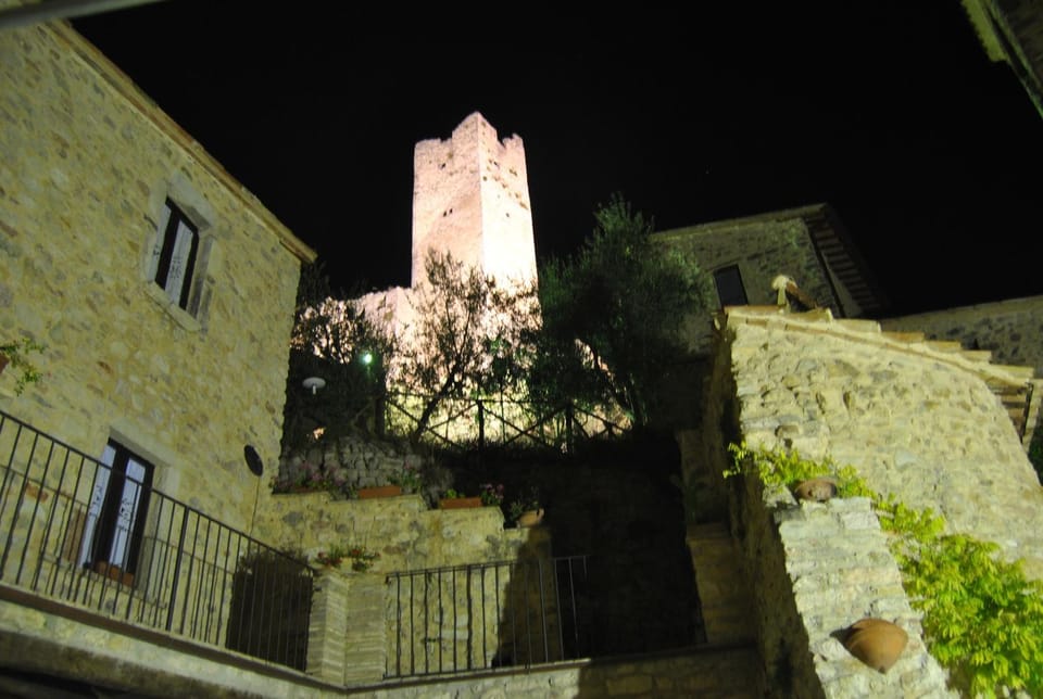 Nearby landmark, Facade/entrance