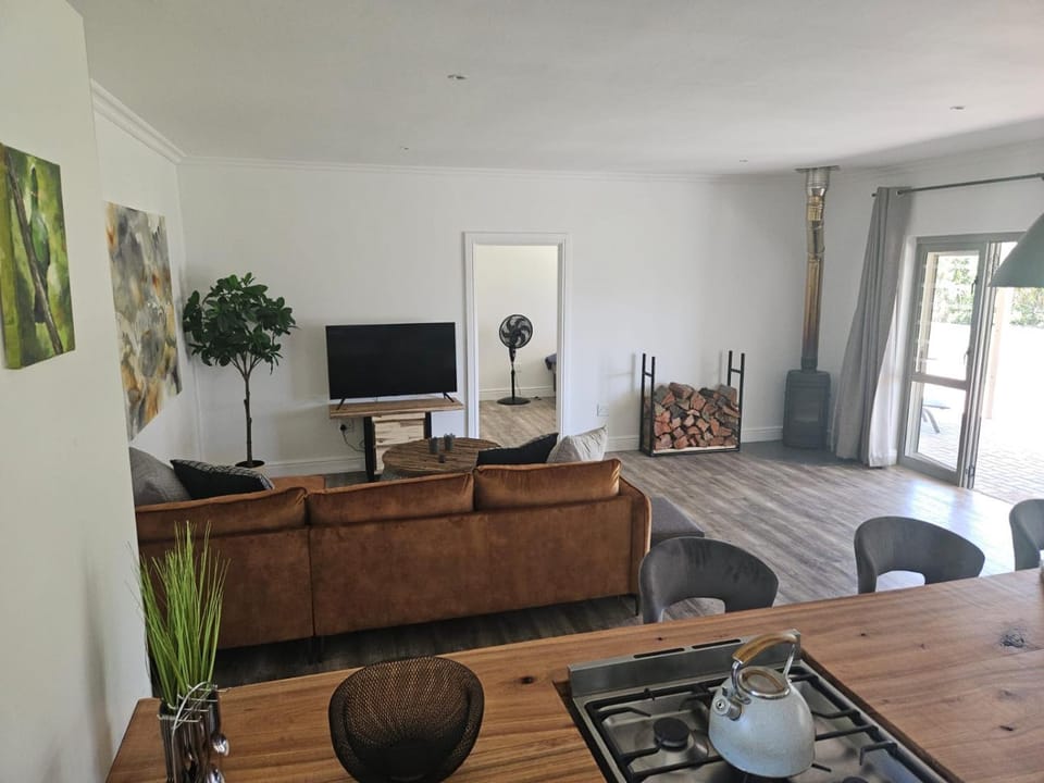 TV and multimedia, Living room, Seating area, Evening entertainment