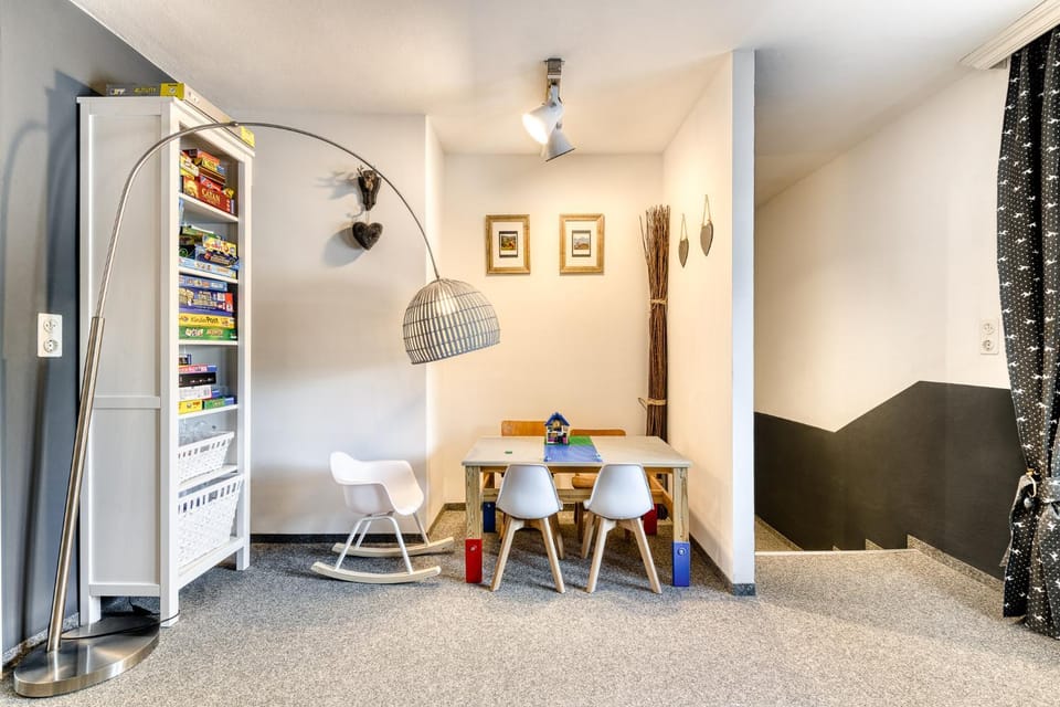 Game Room, Seating area